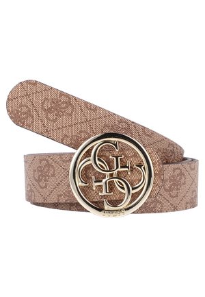 Brązowy pasek w wzory z złotą, okrągłą klamrą z przeplatającymi się literami "G" i "S" oraz napisem "Guess" na dole.