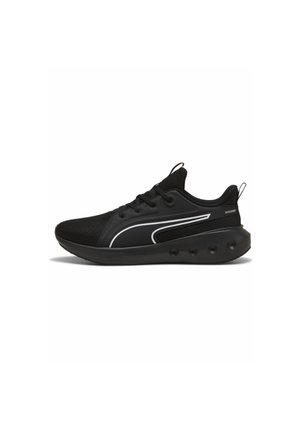 Baskets de sport basses noires avec tige en mesh, laçage sur le devant, semelle amortissante et un détail de bande blanche incurvée sur le côté.