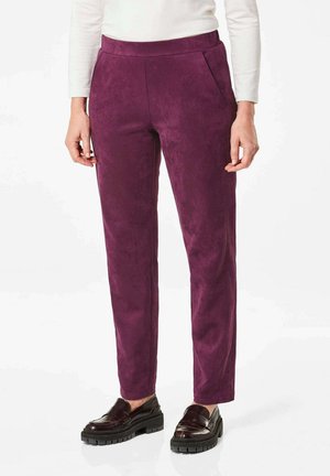 Pantalons en suede violet à coupe slim, avec des poches latérales et des détails de couture subtils. Assortis à des mocassins sombres et robustes.