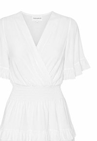 Robe portefeuille blanche avec manches courtes à volants, taille smockée élastique et détail jupe à volants superposés.