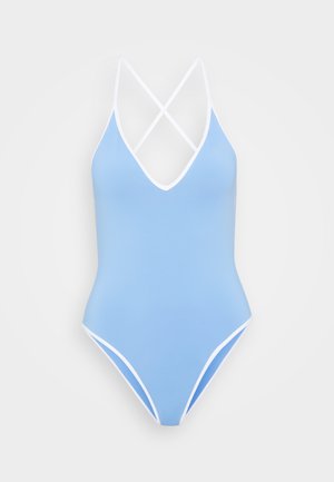 Vaaleansininen uimapuku, jossa on syvä V-kaula-aukko, valkoinen reunus ja ristikkäiset olkaimet selässä. Sujuva pinta ja tiukka muotoilu.