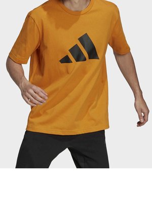 Camiseta de algodón naranja con un gran logo triangular negro en el frontal. La camiseta tiene un corte relajado y mangas cortas.