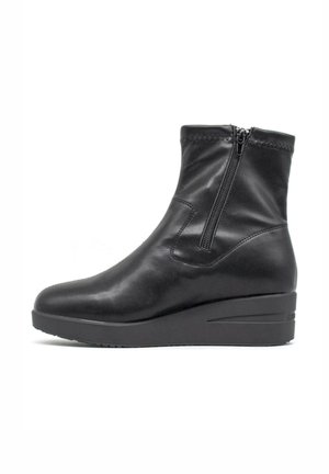 Stivali ankle in pelle nera con cerniera laterale, texture liscia, tacco a wedge e dettagli di cucitura attorno al collo.