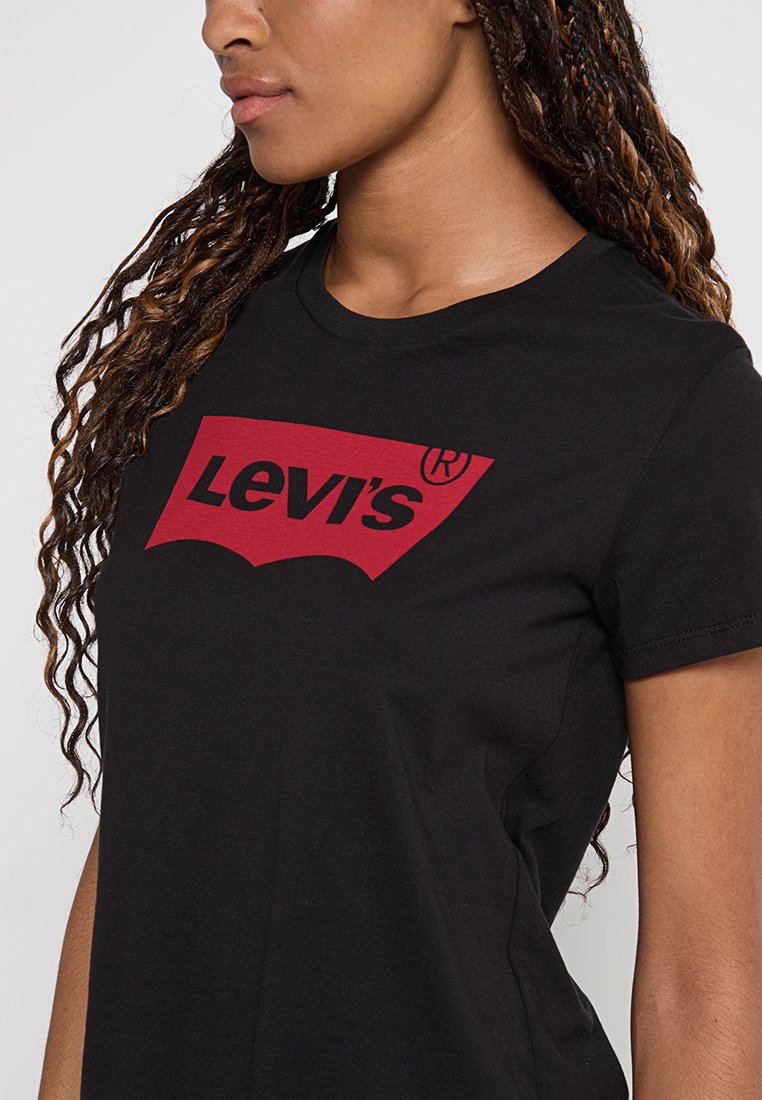 Czarna bawełniana koszulka z dużym czerwonym logo Levi's na przodzie, z klasycznym okrągłym dekoltem i krótkimi rękawami.