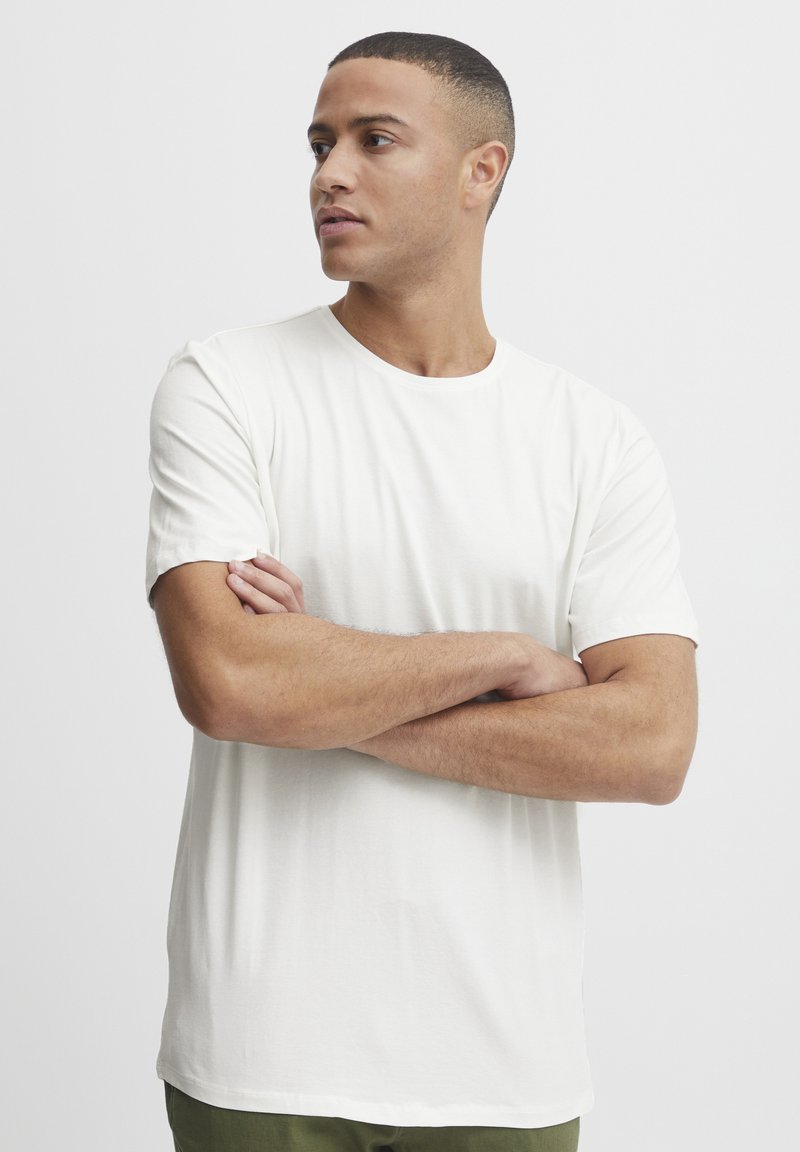 Kortærmet hvid t-shirt lavet af blødt stof, med rund halsudskæring og en afslappet pasform, uden synlige mønstre eller detaljer.