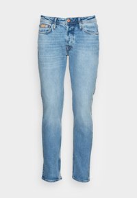 Jeans bleu clair, denim délavé moyen, design à jambe droite, style cinq poches, fermeture à bouton métallique, légères décolorations et détails de frottement.