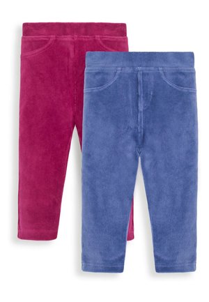 Deux paires de pantalons en velours côtelé. L'une est d'un rose profond, l'autre est d'un bleu clair. Les deux ont des poches avant et une texture douce.
