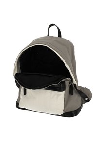 Rucsac din material gri cu bază neagră, buzunar frontal capitonat alb, interior negru, închidere cu fermoar în partea de sus și bretele reglabile.