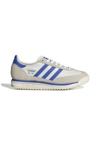 Zapatilla Adidas SL '72 blanca y gris con rayas azules, lengüeta azul en el talón y suela blanca sobre un fondo blanco.