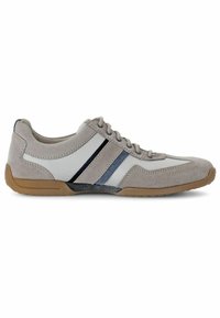 Graue Wildledersneaker mit weißen Mesh-Elementen, schwarzen und marineblauen Streifen, Gummisohle und rundem Zehendesign, ausgestattet mit Schnürverschluss.