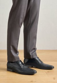 Elegantné šnurovačky - black