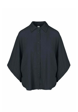 Czarna, luźna bluzka na guziki z szerokimi rękawami i klasycznym kołnierzem, przedstawiona na białym tle.
