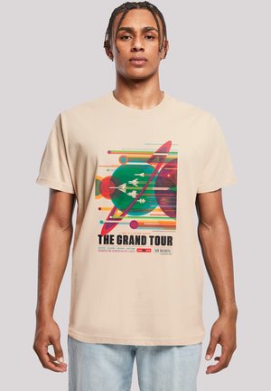 Beige Baumwoll-T-Shirt mit einem bunten Grafikdruck von Planeten und Raketen, begleitet von fettem Text "DER GROSSE TOUR." Lockerer Schnitt.