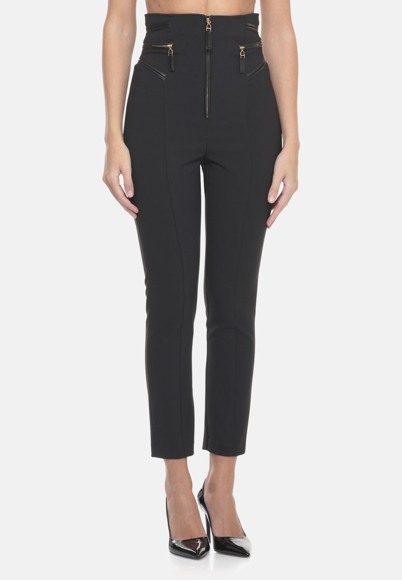 Pantaloni neri a vita alta in un materiale elastico con dettagli in zip dorati, lunghezza cropped e vestibilità sartoriale.