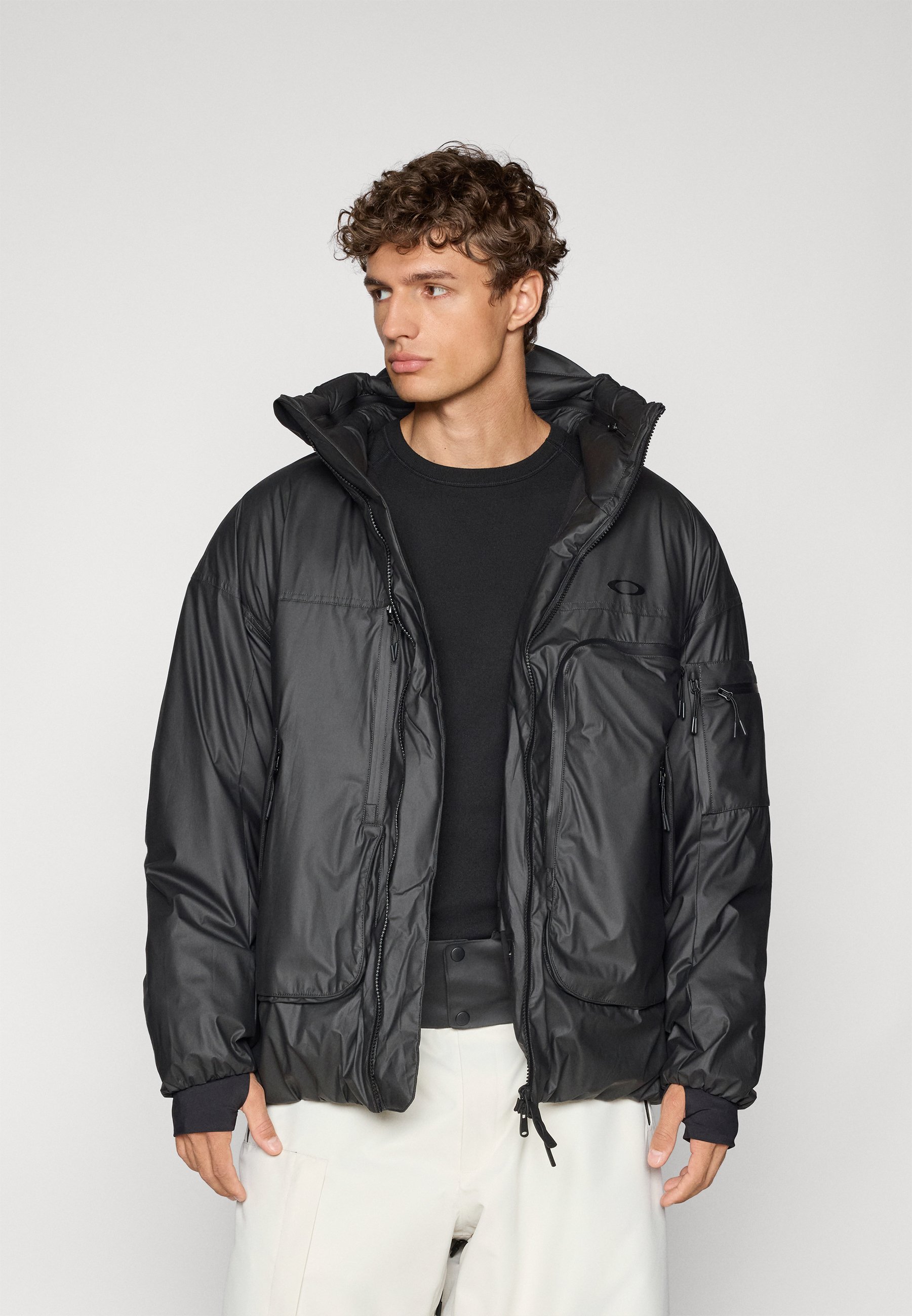 新品、未使用　Oakley フード付きブラックジャケット　中綿 Oakley MTHOD INSULATED JACKET - Ski jacket - blackout/black