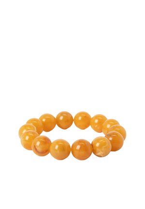 Bracelet extensible composé de perles rondes et polies de couleur ambre, disposées en cercle sur un fond blanc.