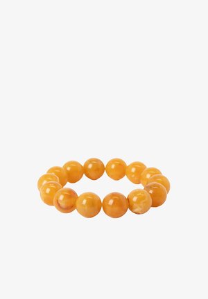 Bracelet extensible composé de perles rondes et polies de couleur ambre, disposées en cercle sur un fond blanc.