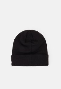 Berretto lavorato a maglia nero con risvolto, texture liscia e forma arrotondata. Design semplice senza loghi o motivi.