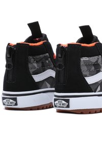 Czarne zamszowe sneakersy high-top z szarym wzorzystym płótnem, pomarańczowym wykończeniem, białym paskiem po boku, detalem zamka błyskawicznego i brązową gumową podeszwą.