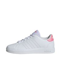 Zapatillas blancas con tres franjas perforadas, suela texturizada, acentos rosas en el talón y la lengüeta, y cordones planos blancos.
