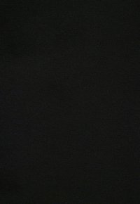 Černá tkanina s texturovaným, žebrovaným povrchem. Materiál je hladký a rovnoměrný, bez viditelných vzorů nebo dekorací.