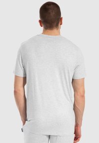 Grijze T-shirt met korte mouwen, gemaakt van zachte stof, met een klassieke ronde hals en een losse pasvorm. Minimalistisch ontwerp zonder zichtbare patronen.