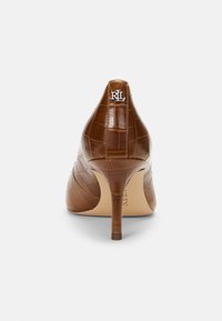 Lauren Ralph Lauren LANETTE CROCODILE EMBOSSED LEATHER PUMP - Decolleté - tobacco