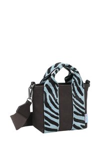 Kleine tote bag van donkerbruin fabric met blauw en zwart zebra-strepen handvatten. Voorzien van zilverkleurige hardware en een verstelbare schouderband.