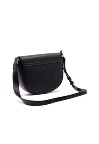 Borsa a tracolla in pelle nera con una forma arrotondata, chiusura a pattina e tracolla regolabile, caratterizzata da una texture liscia e hardware minimale.