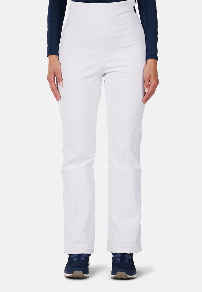 Witte softshell broek met een hoge taille en uitlopende pijpen, getoond met een marineblauwe top en blauwe sneakers, met een gladde textuur.