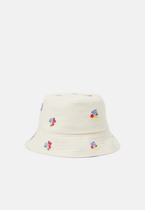 Chapeau bob crème avec de petits groupes de fleurs brodées en rouge, violet, jaune et vert dispersés sur le tissu.