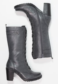 Šedé vysoké kozačky z umělé kůže s blokovým podpatkem, se zipem na boku, šněrováním v přední části a strukturovaným povrchem.