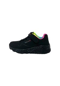 Černé tenisky s suchým zipem, texturovaný svršek, v�ícebarevné akcenty na límci a tečkovaná černá podrážka. Viditelné logo značky "SKECHERS".