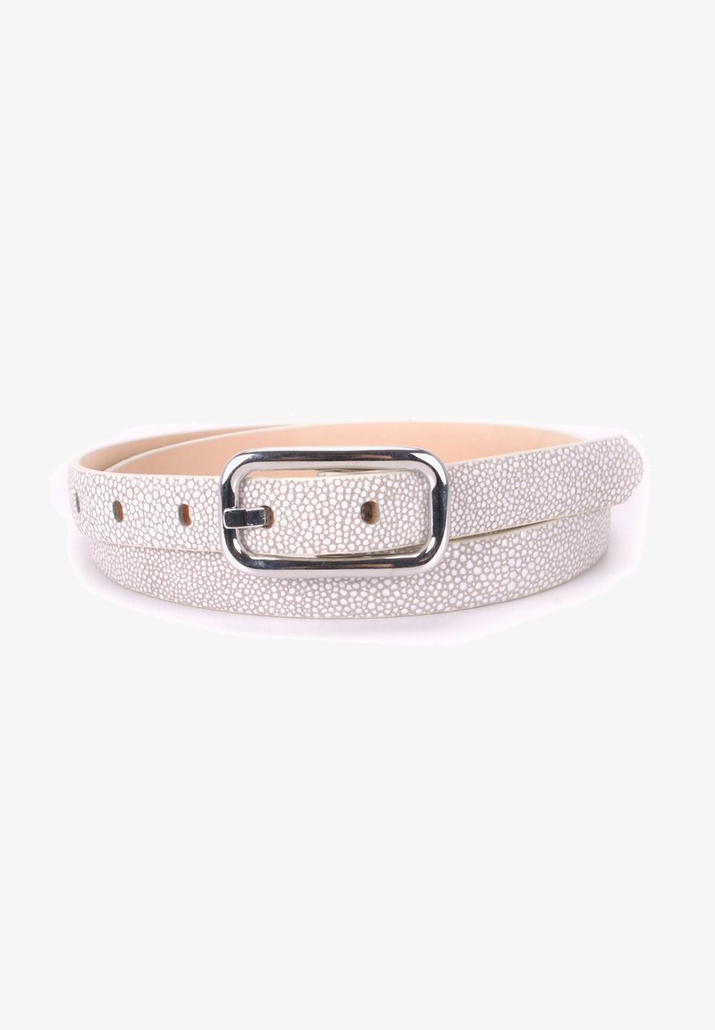 Ceinture en cuir blanc texturé avec une boucle rectangulaire argentée et plusieurs trous de réglage sur fond blanc.