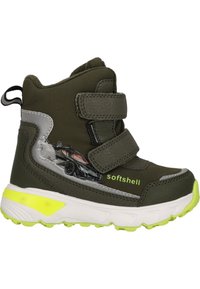 Dunkelgrüne Softshell-Stiefel mit zwei Klettverschlussriemen, weißer Sohle mit einem Limettenakzent und einer schwarzen Fahrzeuggrafik an der Seite.