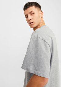 Jack & Jones PREMIUM JPRBLAHARVEY TEE UNISEX - Camiseta básica - light grey melange