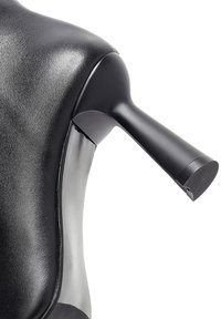 Zwarte stilettohak schoenen gemaakt van glad synthetisch materiaal, met een slank ontwerp, een hoge, schuine hak en een glanzende afwerking.