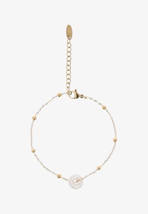 Braccialetto delicato con catena d'oro e piccole perle d'oro distribuite uniformemente, con un ciondolo centrale a spirale bianca e chiusura regolabile.