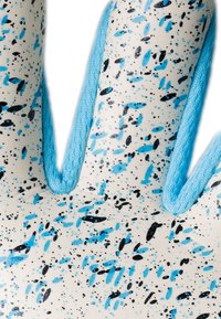 Gant texturé blanc avec des éclaboussures bleues et noires ; présente un poignet en tissu bleu. Design à cinq doigts pour la dextérité.