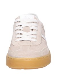 Turnschuhe mit einem Obermaterial aus hellem beigefarbenem Wildleder, weißen Schnürsenkeln und einer Gummisohle. Sie verfügen über eine strukturierte Oberfläche und einen kontrastierenden weißen Seitenstreifen.