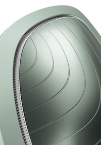 Conteneur de rangement vert, courbé, avec une finition lisse, présentant un motif en relief de lignes parallèles et un détail de fermeture éclair argentée le long du bord.