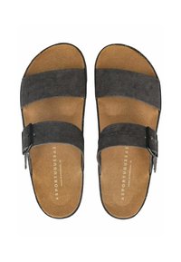 Černé sandály s dvěma širokými popruhy a boční přezkou, vybavené hnědou polstrovanou stélkou a strukturovanou podrážkou, vyrobené v Portugalsku.