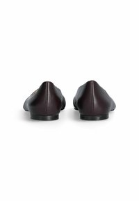 Balerini din piele burgund cu vârful ascuțit și toc mic negru. Textură netedă, design minimal, fără hardware sau accesorii vizibile.