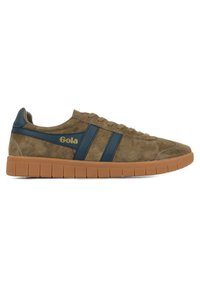 Bruine suède sneakers met blauwe leren accenten, een laag profiel, ronde neus en een gestructureerde rubberen zool. Bevat Gola-logo aan de zijkant.