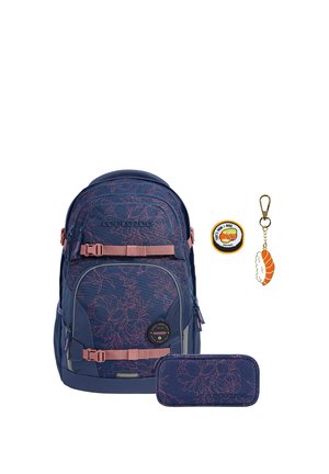 Dunkelblauer Blumenrucksack mit zwei pinken Riemen, passendem Federmäppchen, Sushi-Motiv-Aufnäher und Garnelen-Sushi-Schlüsselanhänger.