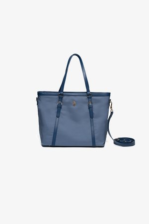 Blauwe tote tas met twee bovenhandvatten, een verstelbare schouderriem en een klein metalen embleem aan de voorkant in het midden.