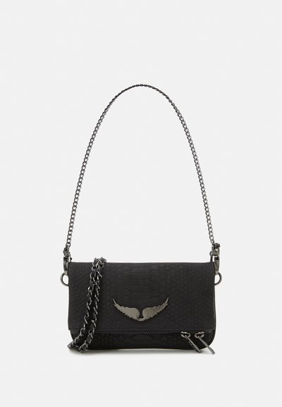 Sac en simili cuir noir en bandoulière avec un motif serpent texturé, arborant un logo d'aile en métal, une chaîne argentée en bandoulière et une fermeture éclair.