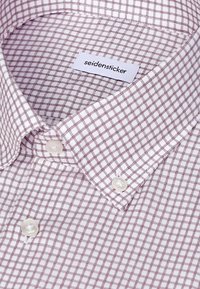 Chemise blanche à motif à carreaux violets, col boutonné et étiquette avec la mention "seidensticker" à l'intérieur du col.