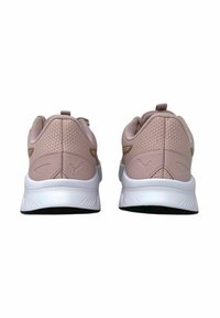 Scarpe da atletica rosa chiaro con tomaia in rete, colletto imbottito, suola bianca e accenti dorati. Presentano un design posteriore strutturato per supporto.