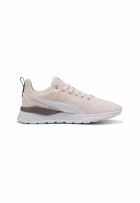 Lichtroze gaas sneaker met witte accenten en een gebobbeld grijs rubberen zool. Beschikt over een ronde neus, vetersluiting en een trekhaak.